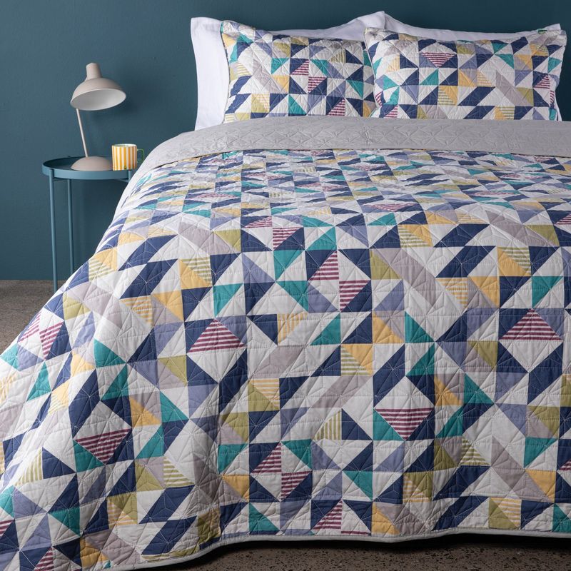 BENETTON - Cubrelecho Benetton con exterior de Polialgodón y relleno de 200 GSM Poliéster. Cubrelecho Estampado Gino para Cama Doble, queen y King.