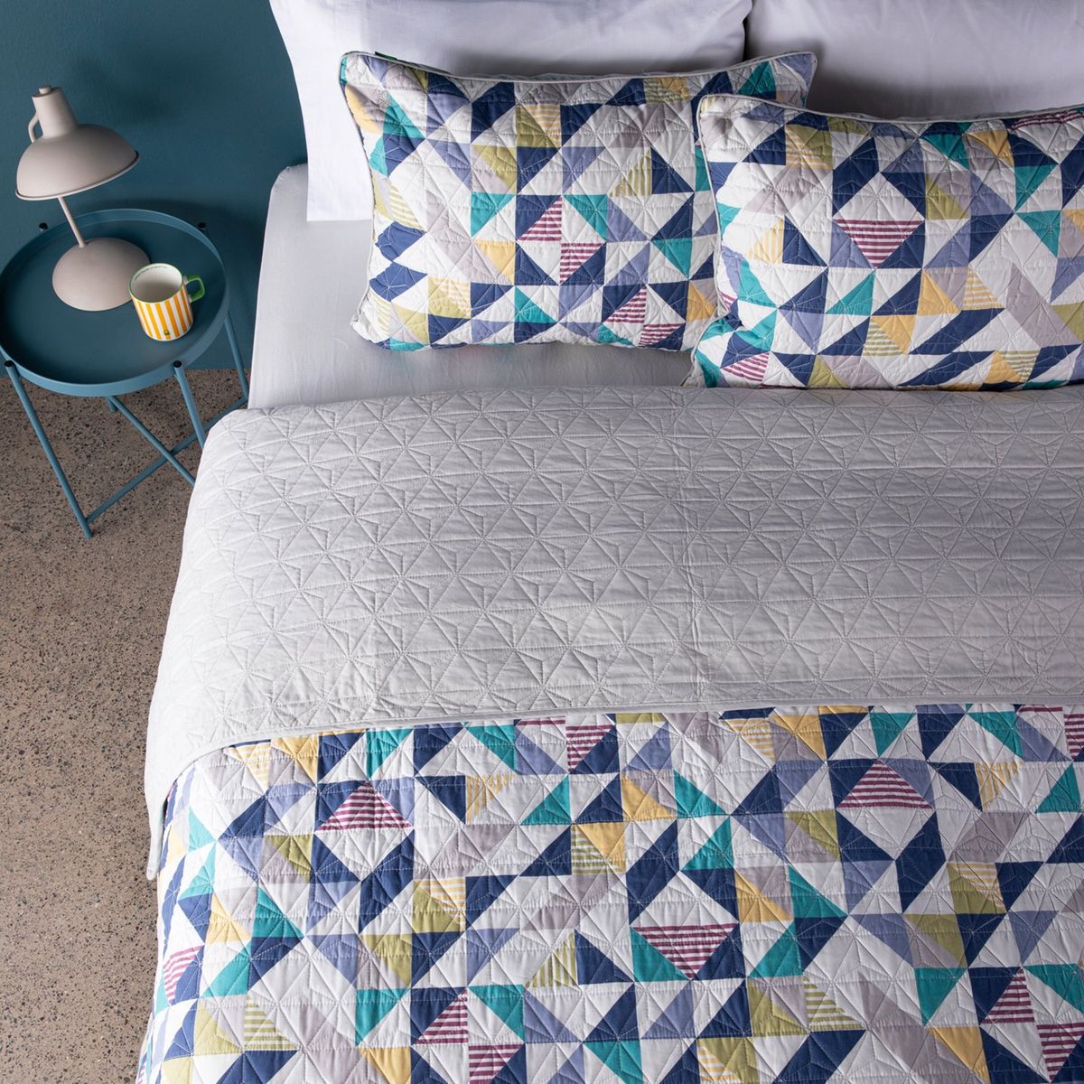 BENETTON - Cubrelecho Benetton con exterior de Polialgodón y relleno de 200 GSM Poliéster. Cubrelecho Estampado Gino para Cama Doble, queen y King.