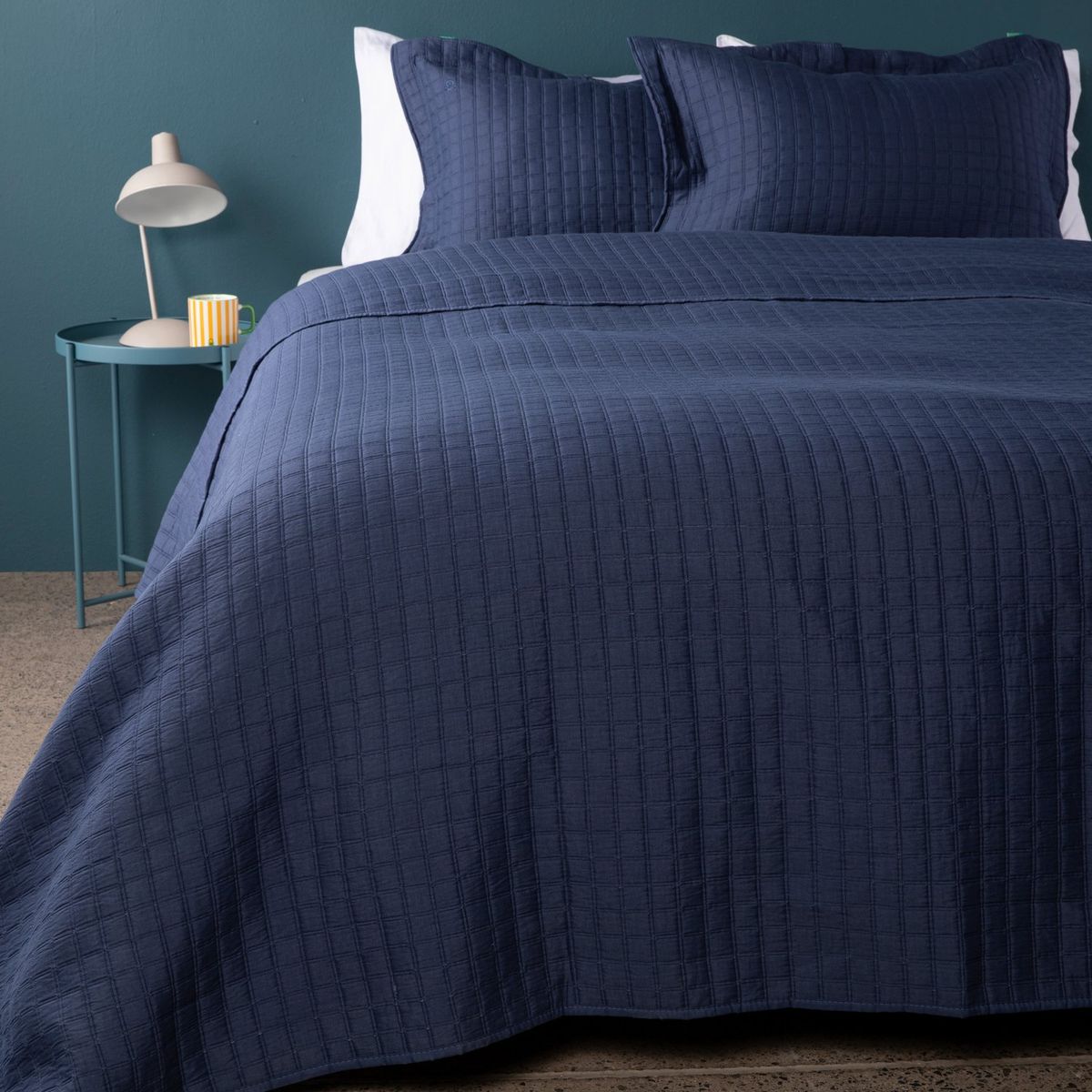 BENETTON - Cubrelecho Benetton con exterior de Polialgodón  y relleno de 80 GSM Poliéster. Cubrelecho Liso para Cama Doble, queen y King.