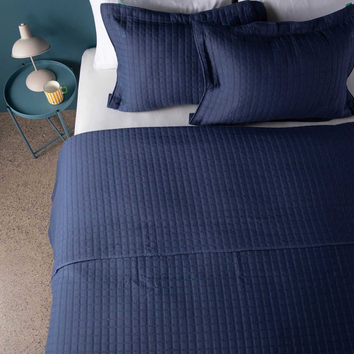 BENETTON - Cubrelecho Benetton con exterior de Polialgodón  y relleno de 80 GSM Poliéster. Cubrelecho Liso para Cama Doble, queen y King.