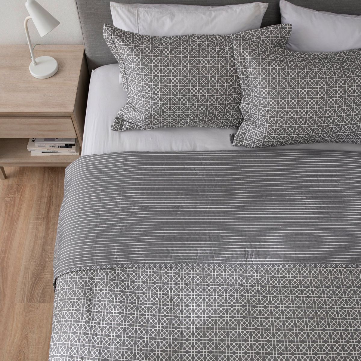 MICA - Cubrelecho Mica con exterior y relleno de 75 GSM Poliéster. Cubrelecho Estampado Mafe para Cama Sencillo, doble, queen y King.