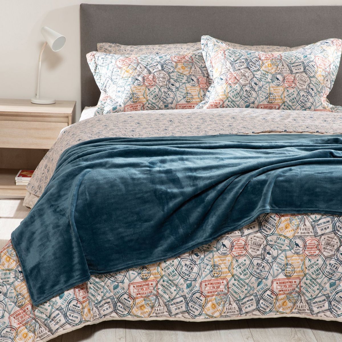 MICA - Cubrelecho en Poliéster + Sábanas en Polialgodón Mica + Manta de 130x150. Juego de Cama estampado Stamp