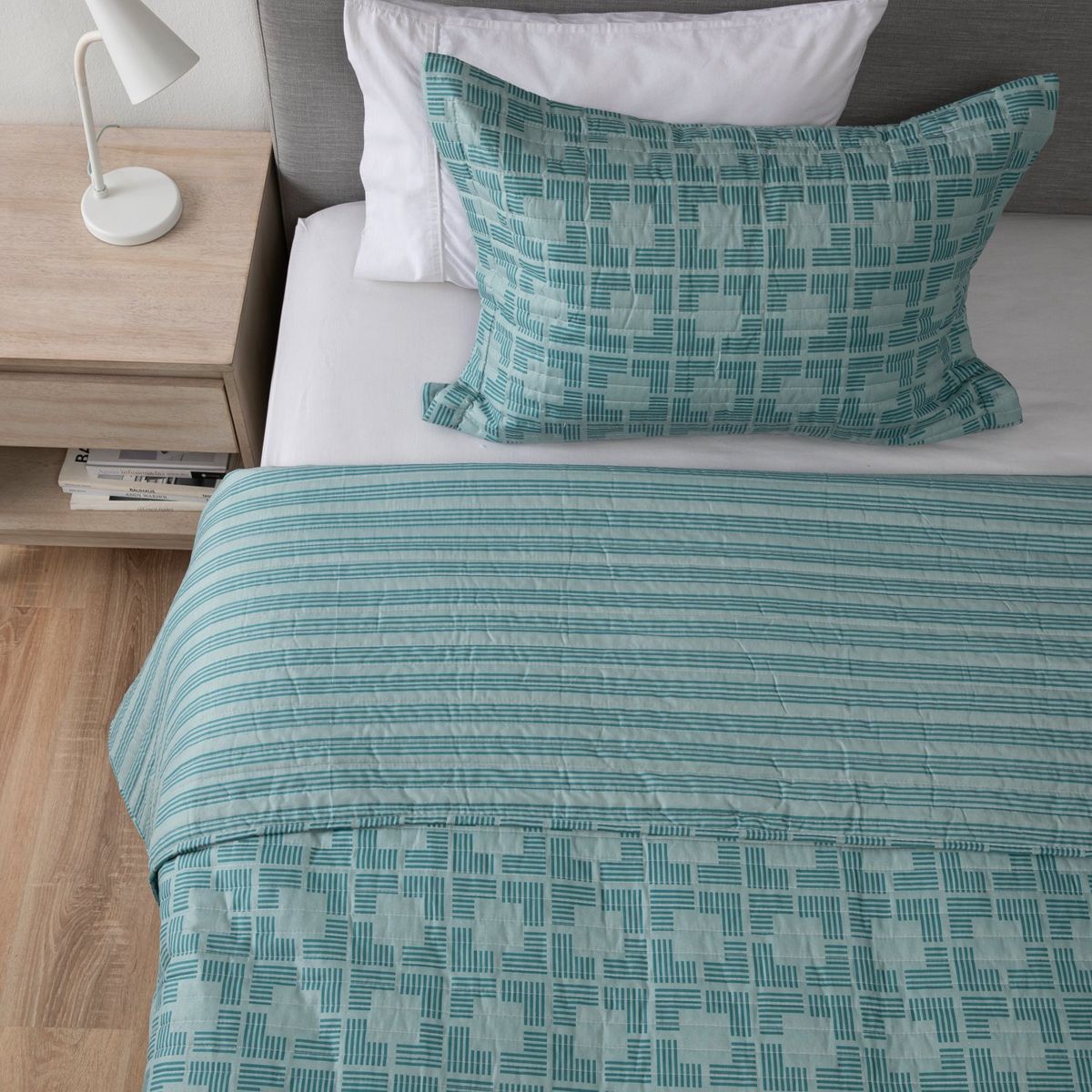 MICA - Cubrelecho Mica con exterior y relleno de 75 GSM Poliéster. Cubrelecho Estampado Ray para Cama Sencillo, doble, queen y King.