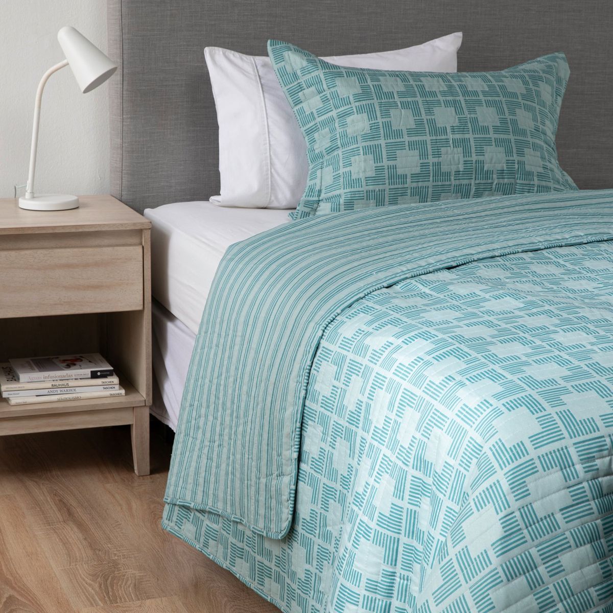 MICA - Cubrelecho Mica con exterior y relleno de 75 GSM Poliéster. Cubrelecho Estampado Ray para Cama Sencillo, doble, queen y King.