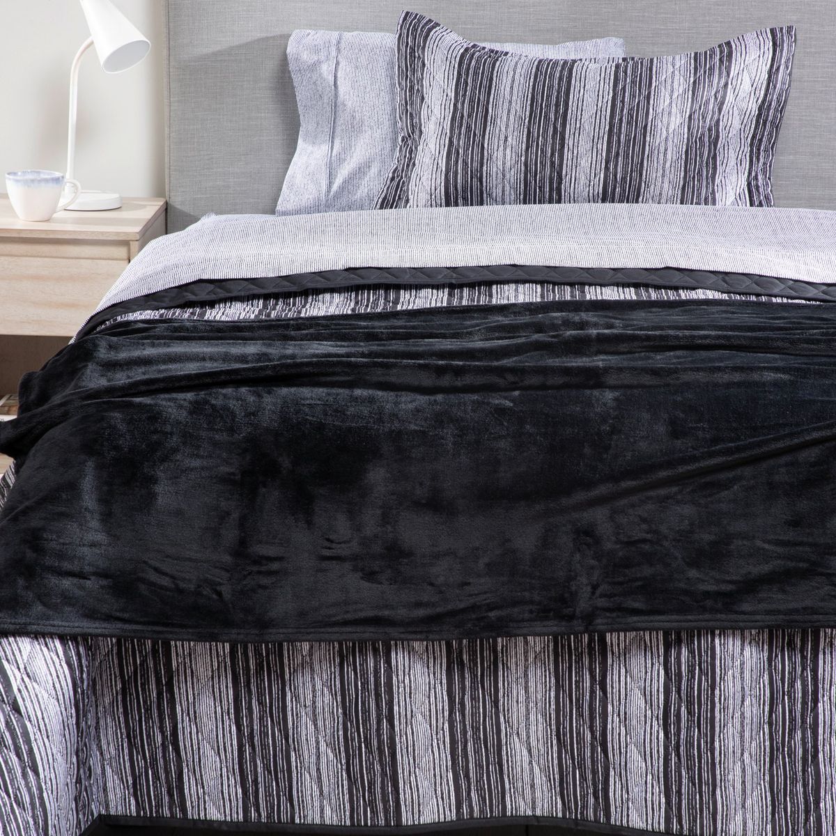 MICA - Cubrelecho en Poliéster + Sábanas en Polialgodón Mica + Manta de 130x150. Juego de Cama estampado Diego