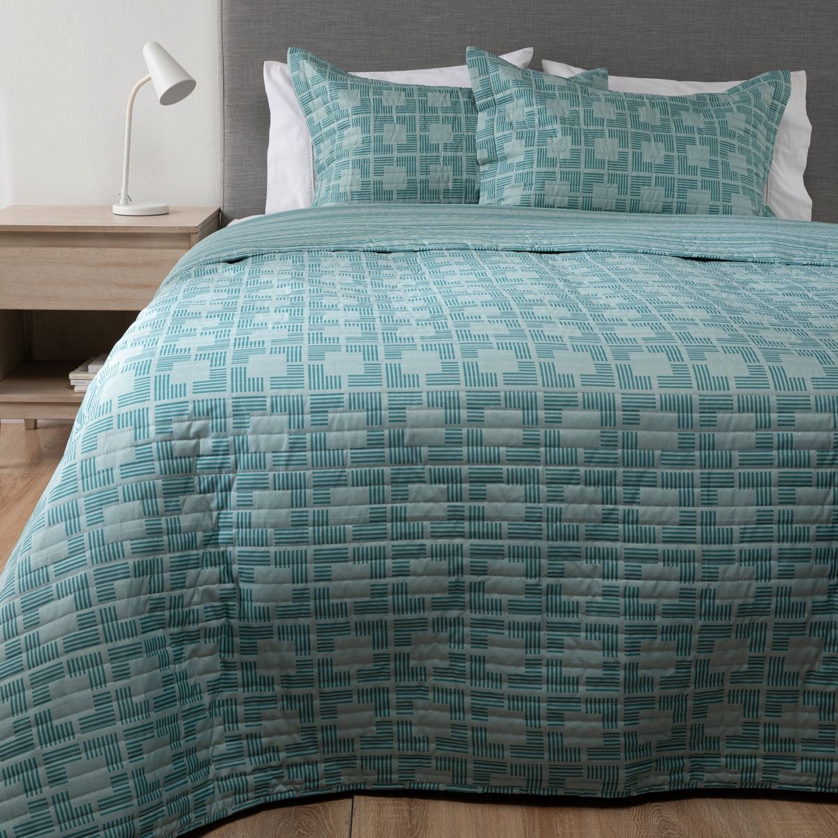 MICA - Cubrelecho Mica con exterior y relleno de 75 GSM Poliéster. Cubrelecho Estampado Ray para Cama Sencillo, doble, queen y King.