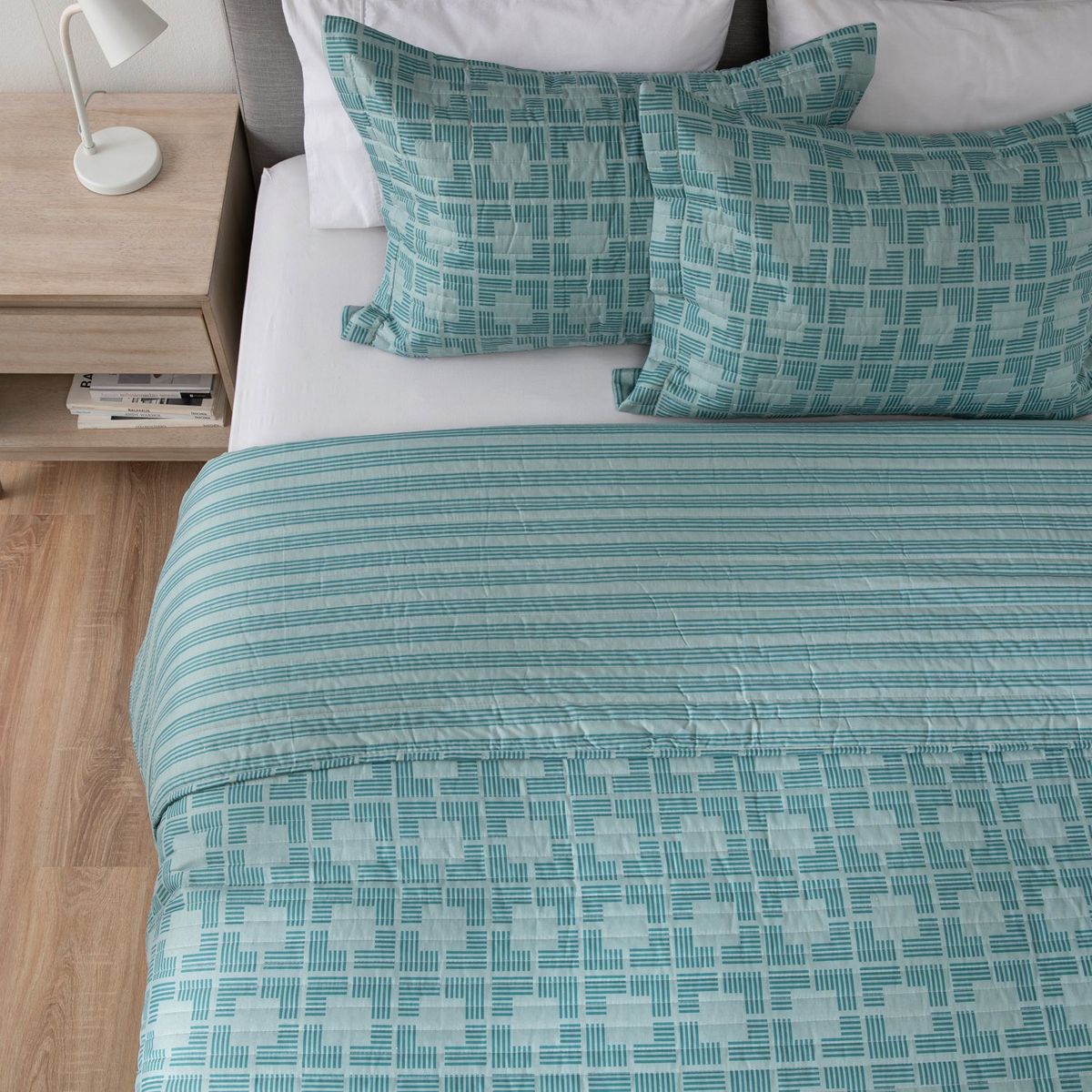 MICA - Cubrelecho Mica con exterior y relleno de 75 GSM Poliéster. Cubrelecho Estampado Ray para Cama Sencillo, doble, queen y King.