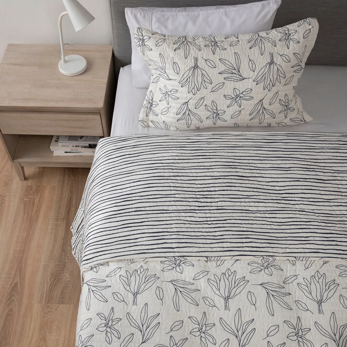 MICA - Cubrelecho Mica con exterior y relleno de 75 GSM Poliéster. Cubrelecho Estampado Laura para Cama Sencillo, doble, queen y King.