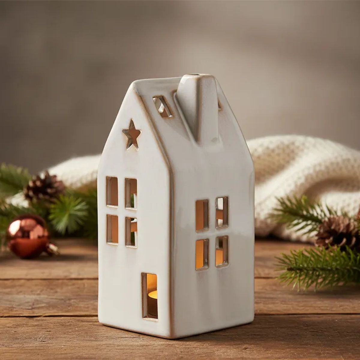 MICA - Figura Navideña: Casa Luz 15.5 cm