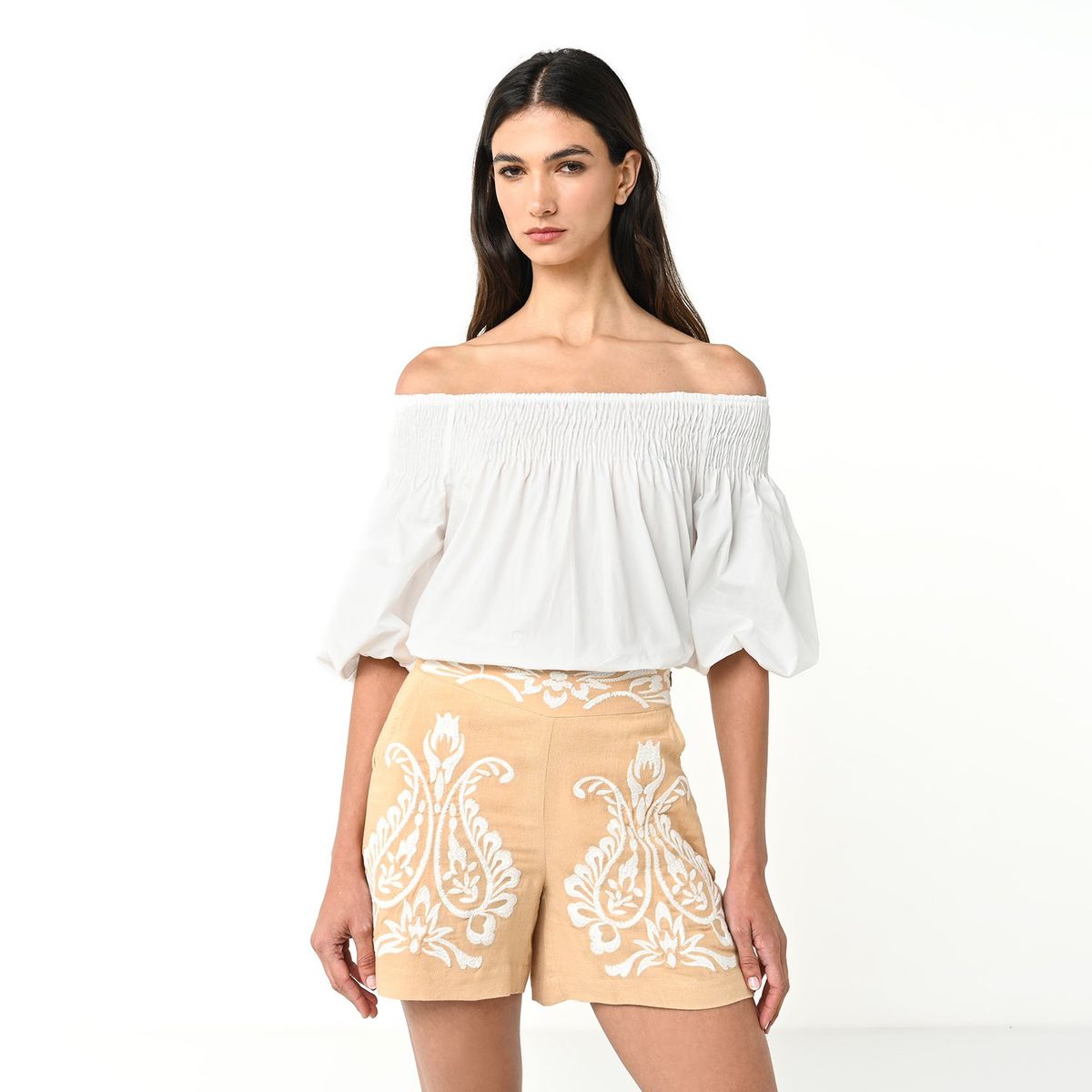 BASEMENT - Short Mujer Tiro alto con Bordado Basement