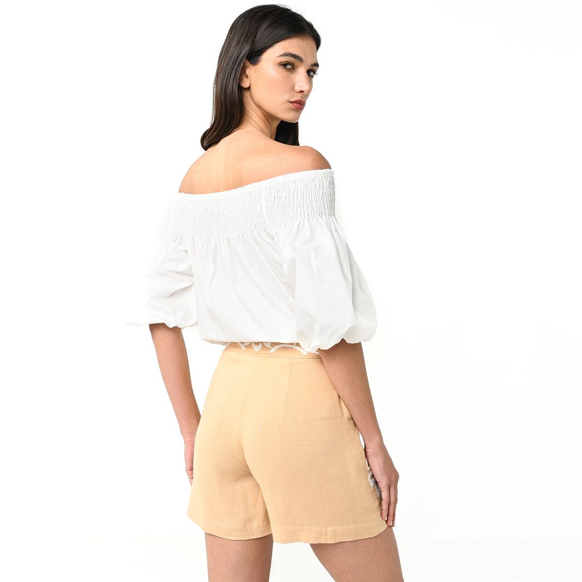 BASEMENT - Short Mujer Tiro alto con Bordado Basement