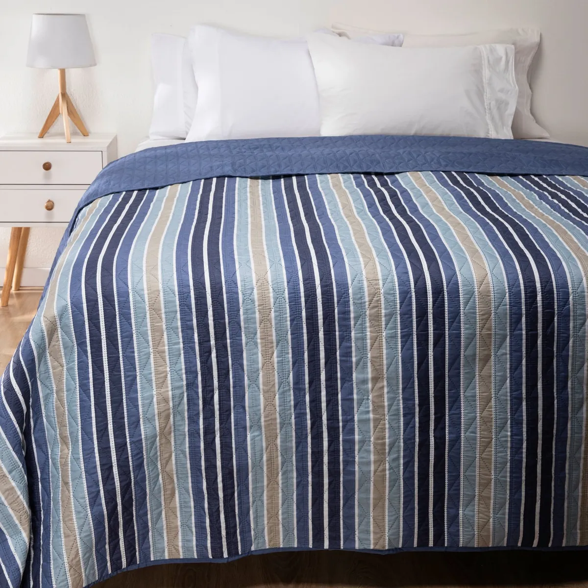 AMBIENTA - Cubrelecho Ambienta con exterior y relleno de 250 GSM Poliéster. Cubrelecho Estampado para Cama Sencillo, doble y queen.