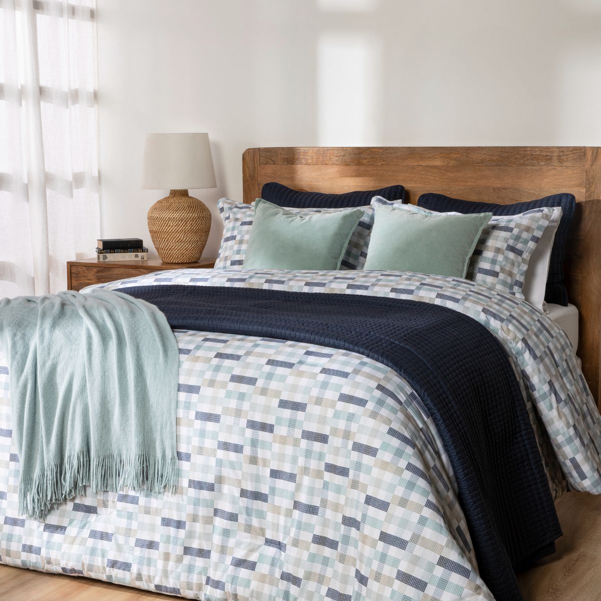 BASEMENT HOME - Edredón Basement Home con exterior de Polialgodón y relleno de 500 GSM de Poliéster alcolchado Born. Edredón Estampado para cama Doble, queen, king.