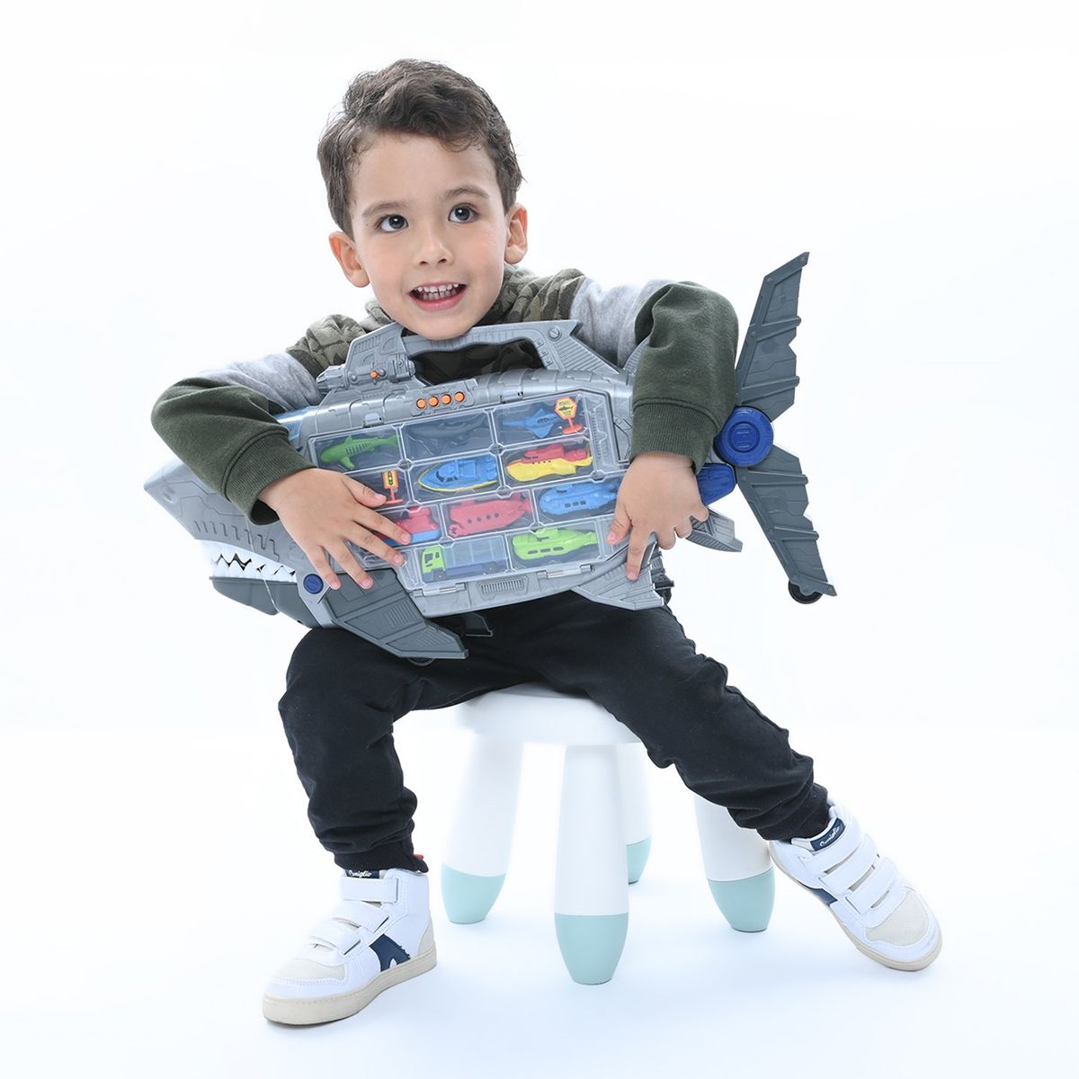 KIDS N PLAY - Maletín Tiburón, set de carros de juguete y pista. Incluye 14 piezas