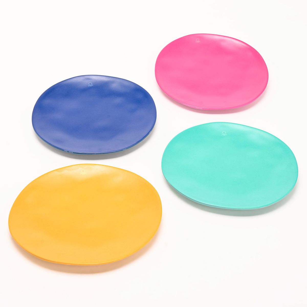 BENETTON - Set x4 platos Melamina Alto= 1.5 cm Ancho= 21.5 cm