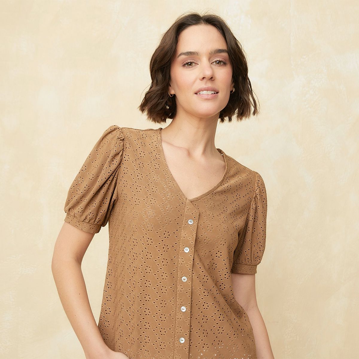 UNIVERSITY CLUB - Blusa Mujer con Bordado Manga corta globo University Club