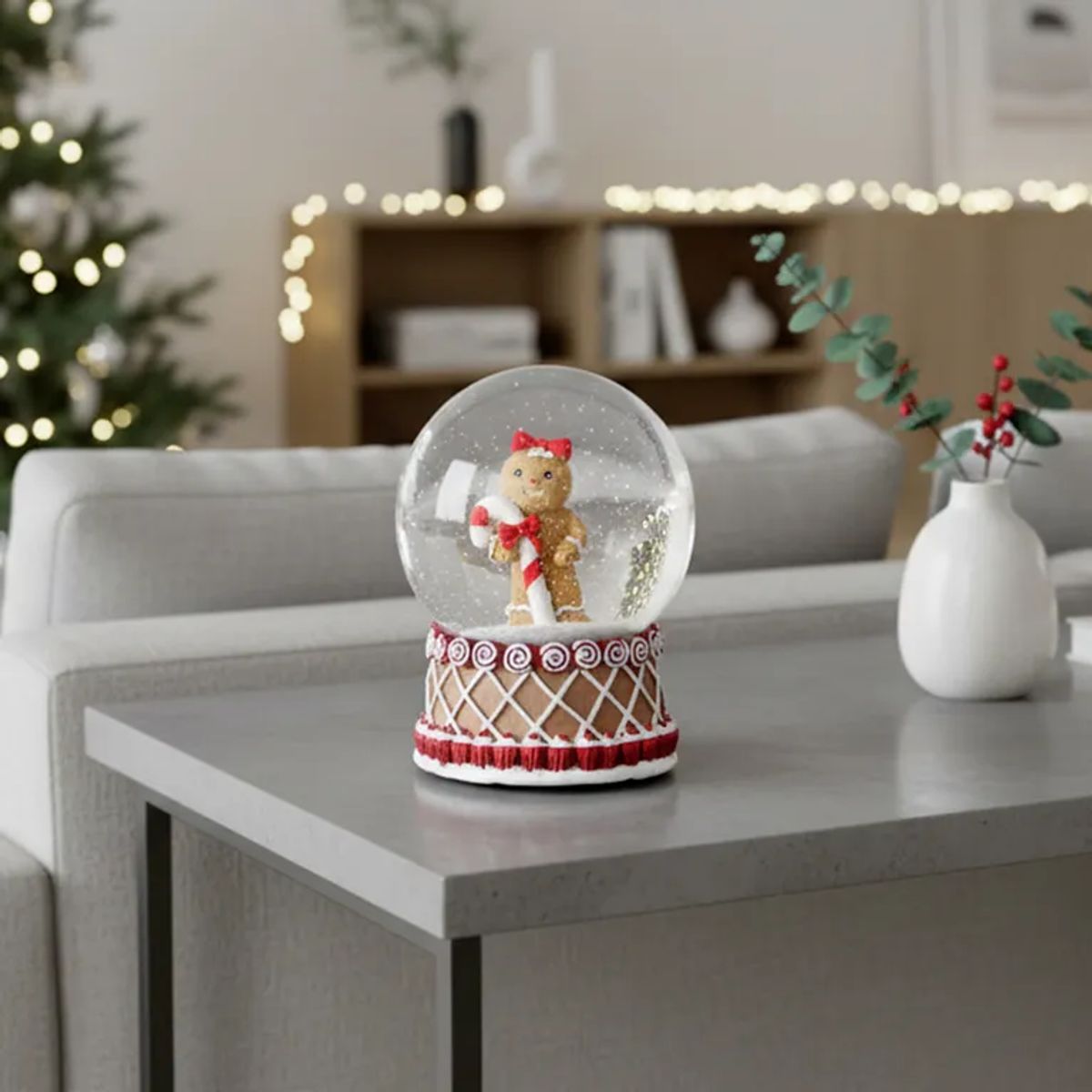 MICA - Bola de Nieve Navideña: Muñeca de Jengibre 10 cm