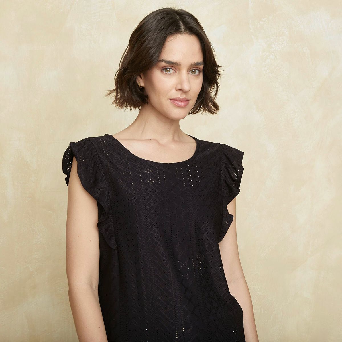 UNIVERSITY CLUB - Blusa Mujer con Ojalillo Manga corta University Club