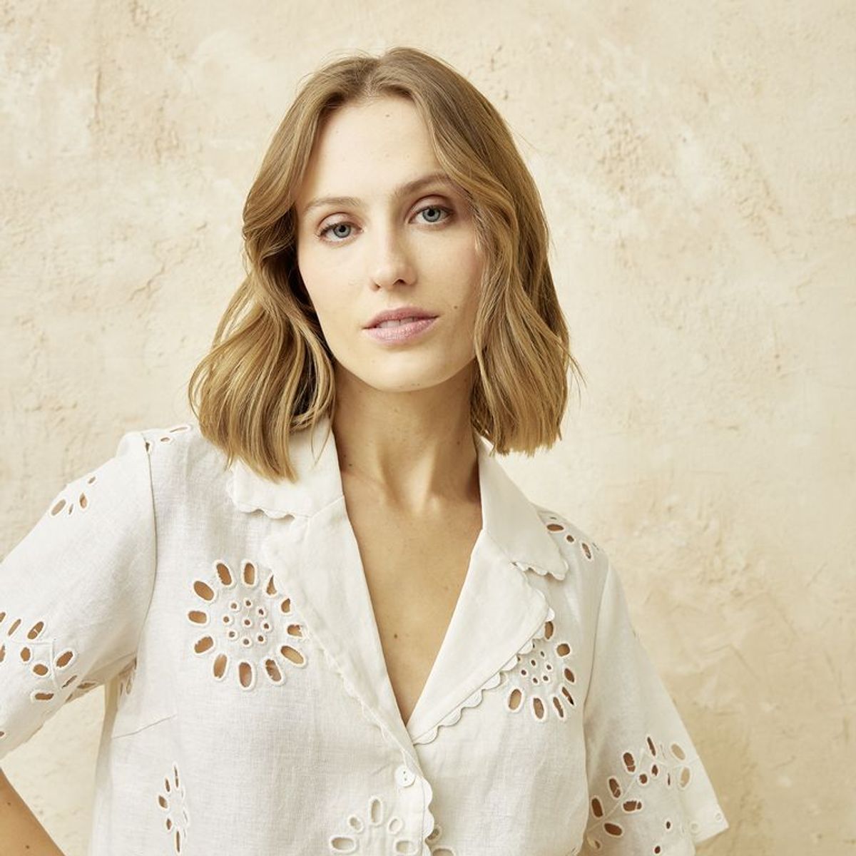 BASEMENT - Blusa Mujer con Ojalillo Manga corta de Lino Basement