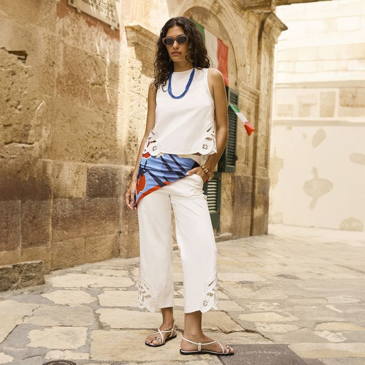 BASEMENT - Pantalón Capri Mujer Tiro medio con Bordado Basement