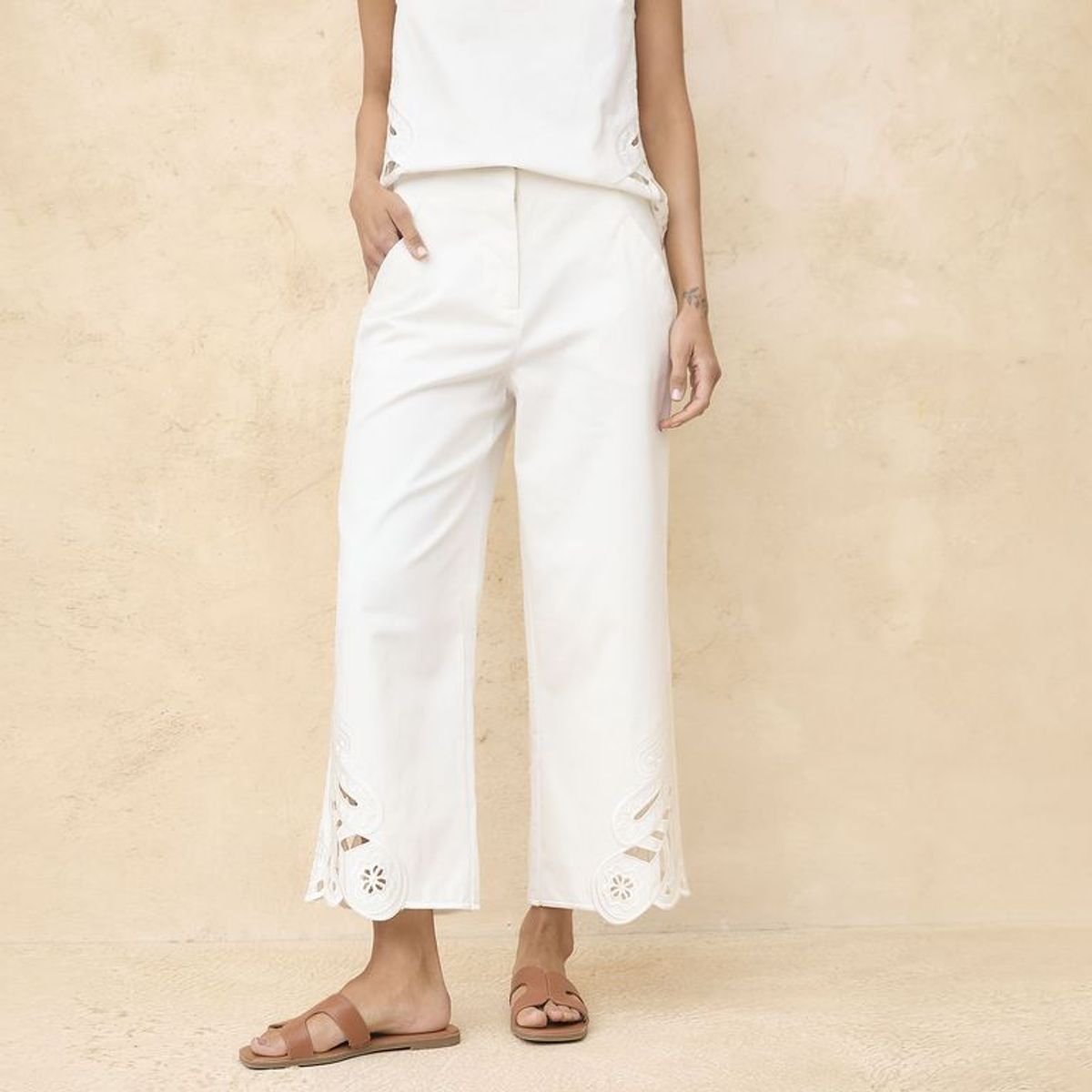 BASEMENT - Pantalón Capri Mujer Tiro medio con Bordado Basement