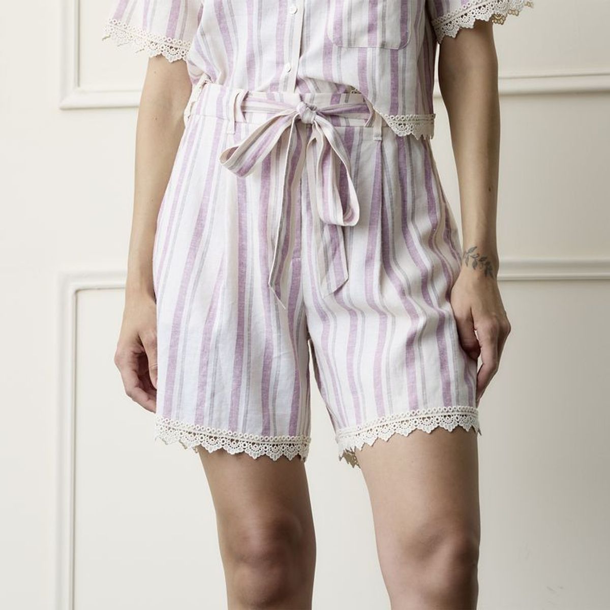 BASEMENT - Short Mujer Tiro alto de Rayas de Lino Basement