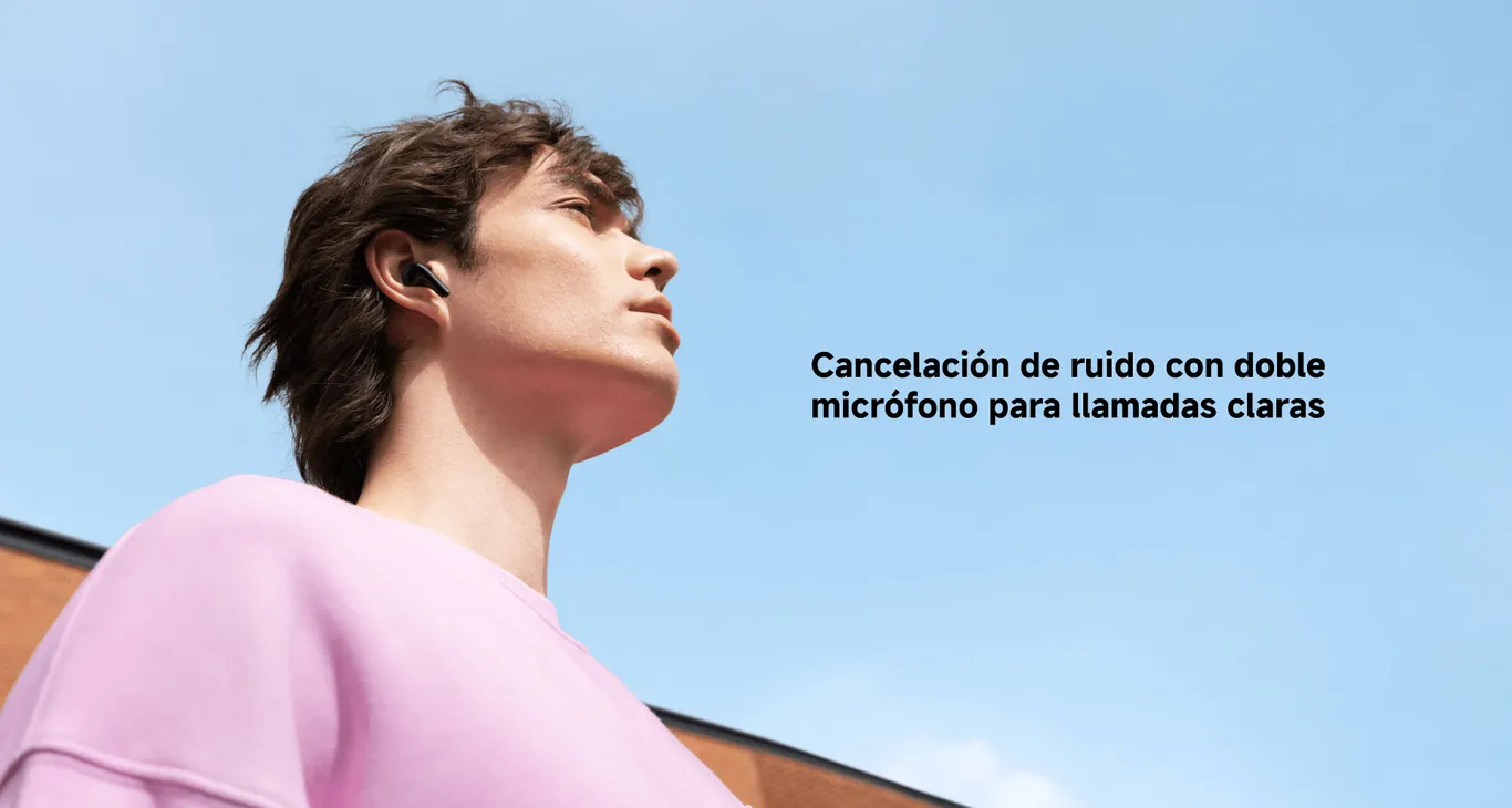Chico con los audifonos Redmi Buds 6 Lite