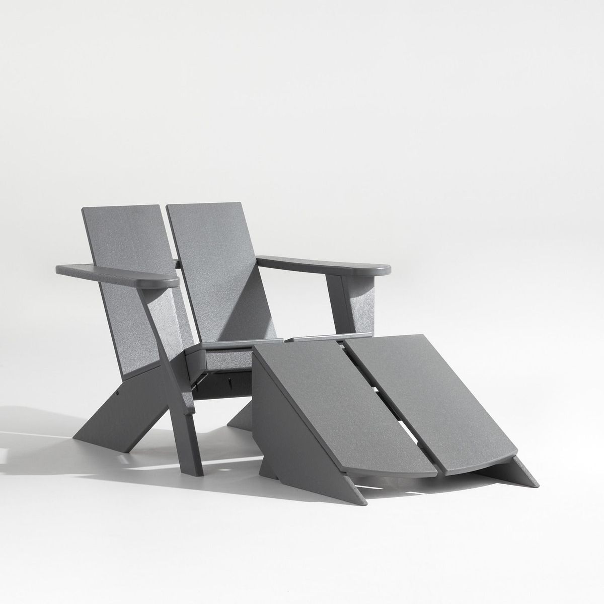 CRATE & BARREL - Silla de Terraza con reposapies Paso Gris