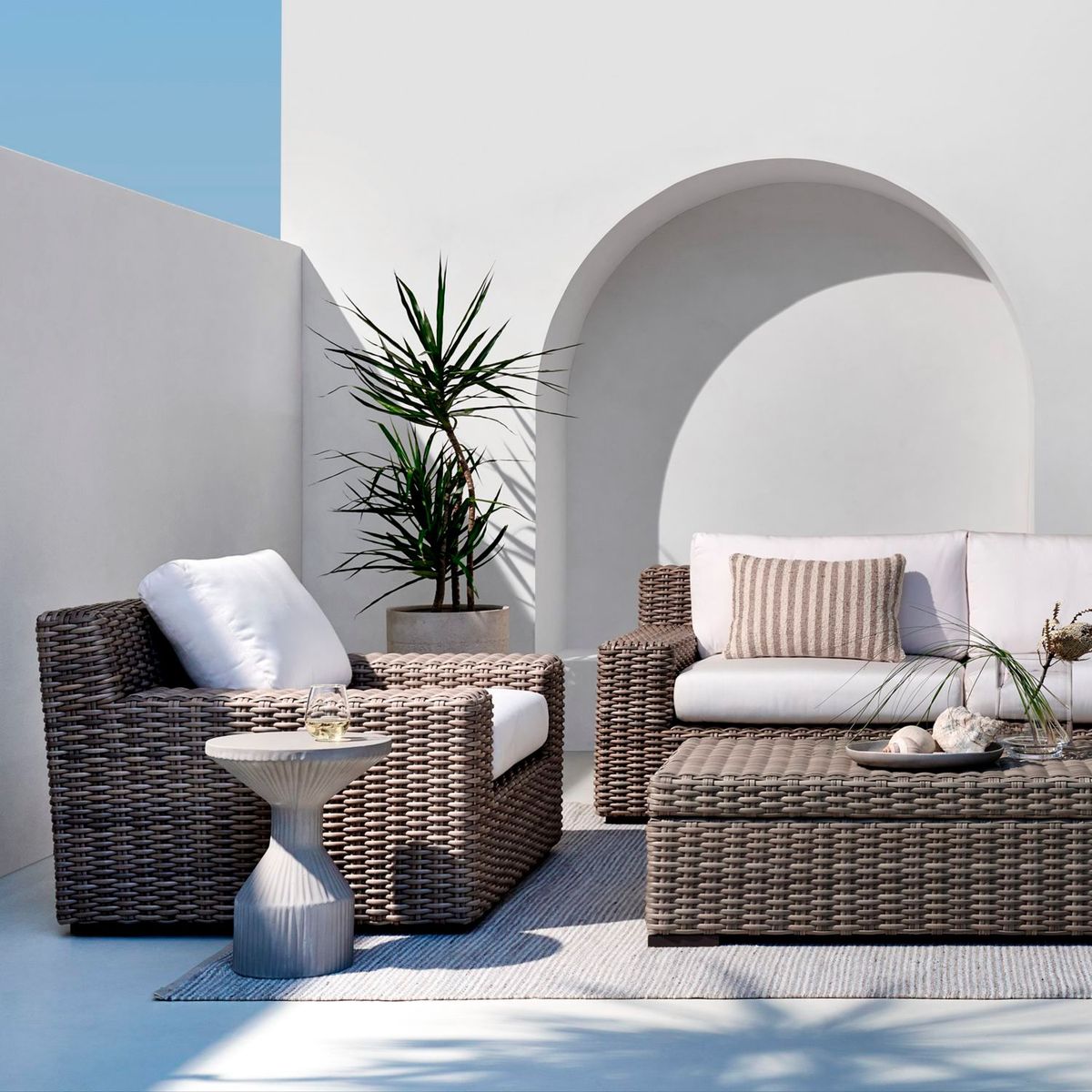 CRATE & BARREL - Sillón Abaco para Exteriores con Cojín Blanco