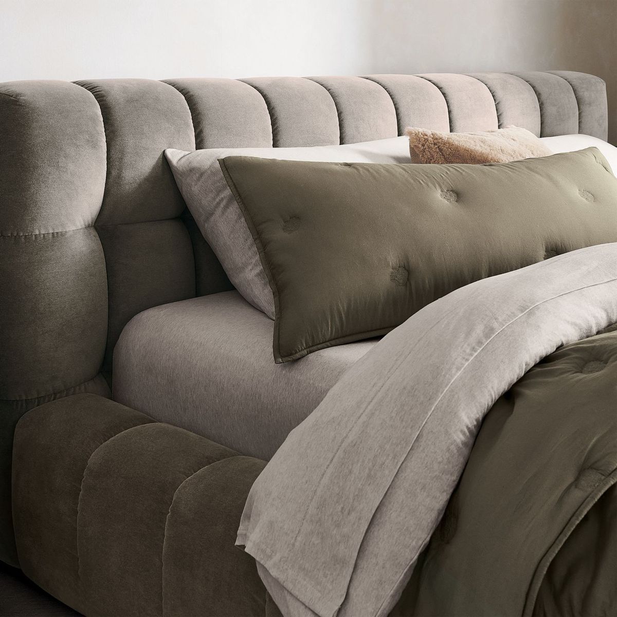 CRATE & BARREL - Cama King Cambria de Terciopelo