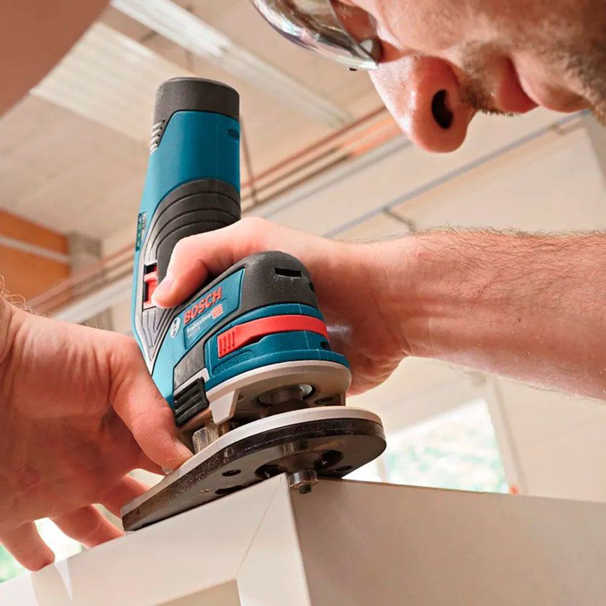 BOSCH - Ruteadora Fresadora Bosch GKF 12V-8 Profesional (Baretool)