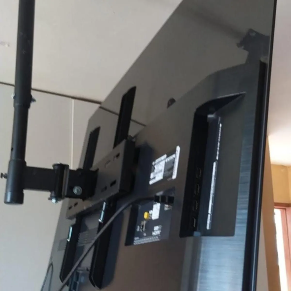 GENERICO - RACK DE TECHO NACIONAL PARA TV 26 A 65" / NEGRO