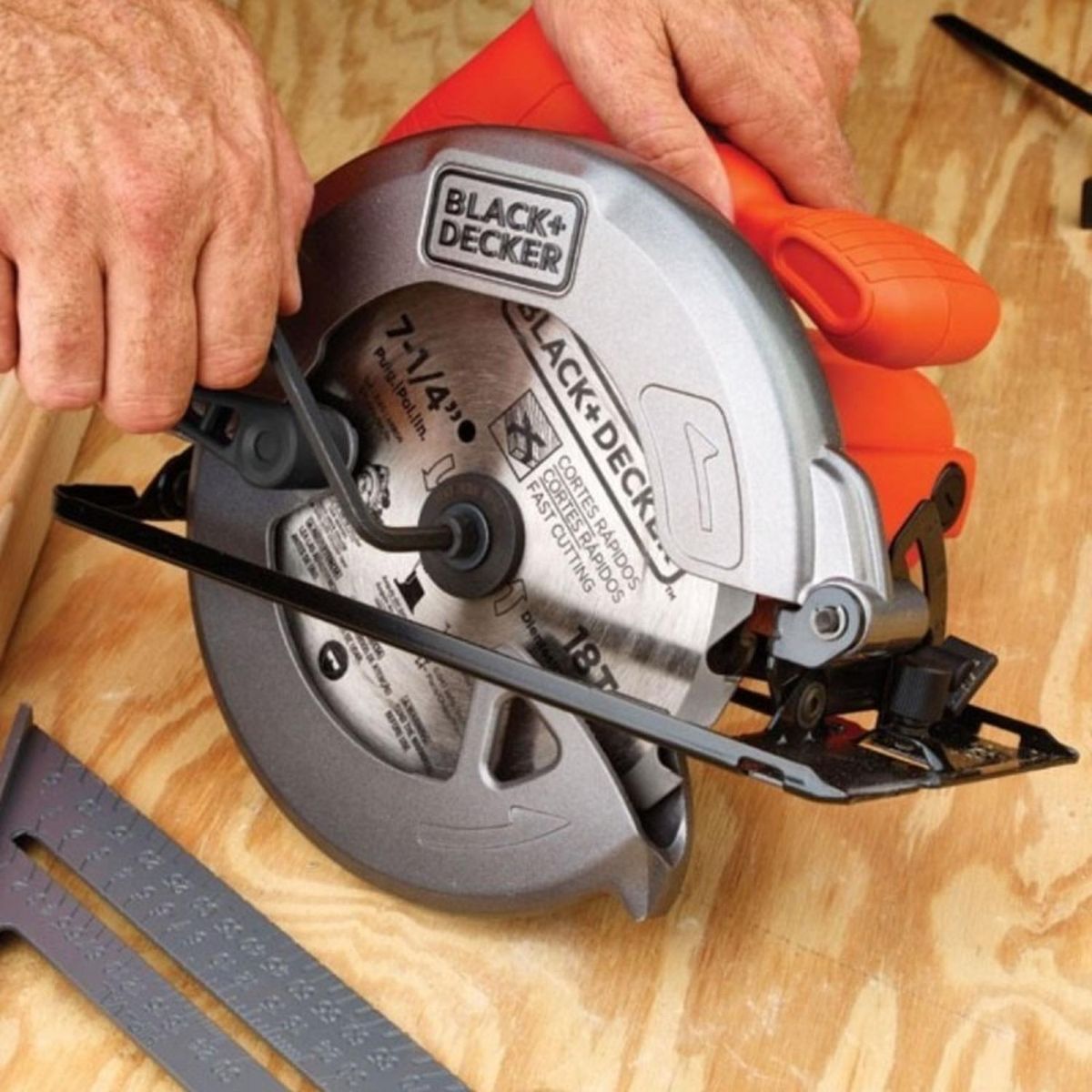 BLACK+DECKER - Sierra Circular 7 1/4" 1400W Corte en 90Â°62mm Black + Decker CS1004-B2.