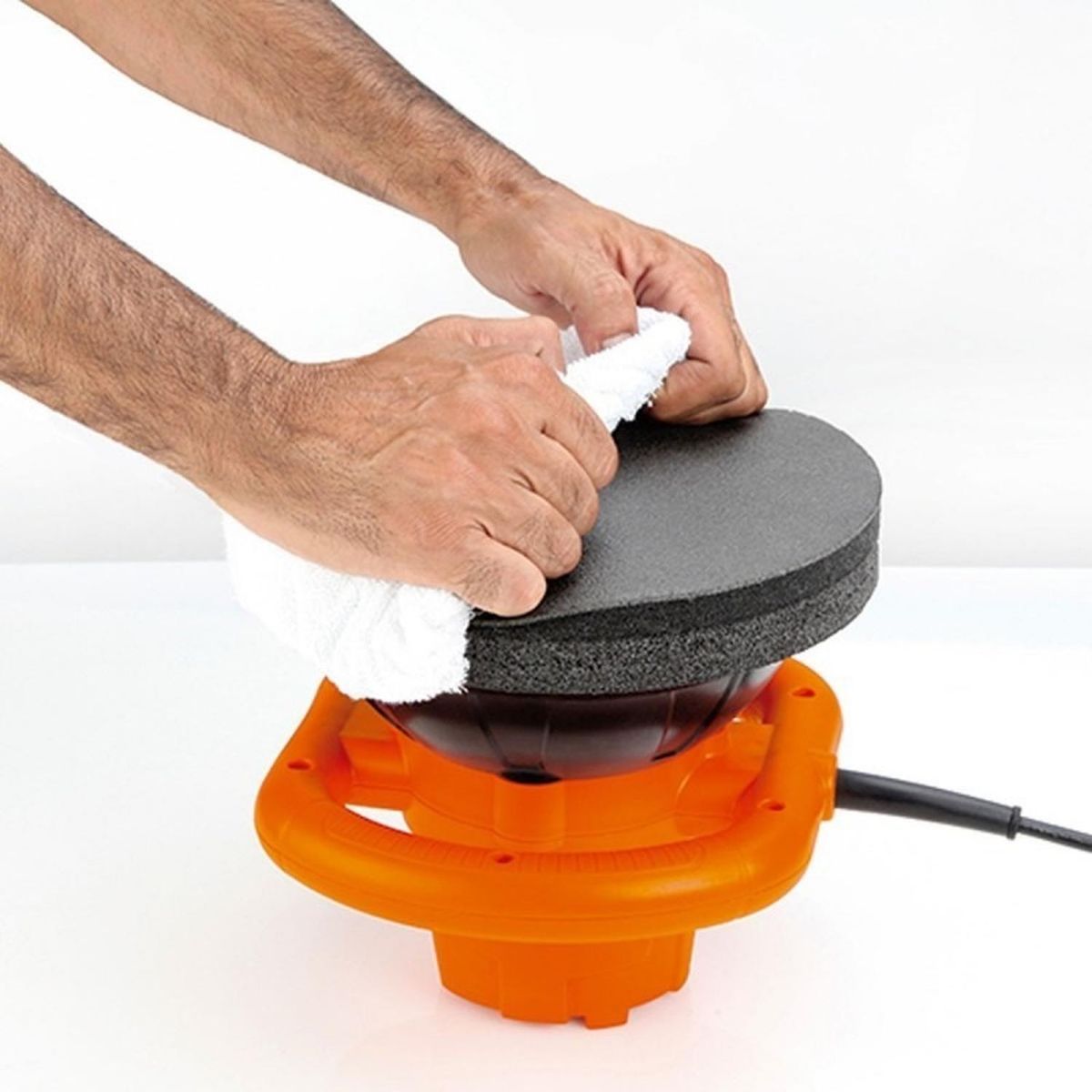 BLACK+DECKER - Pulidora orbital + 3 bonetes black+decker kp12k..