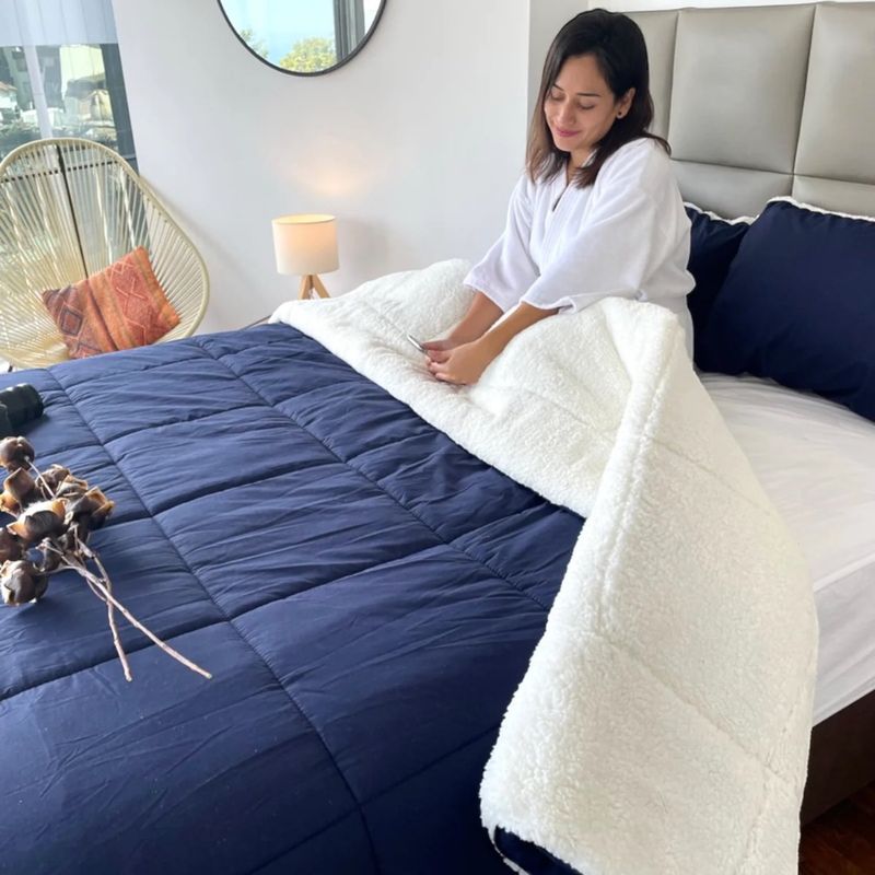 ISATEX HOME - Edredón Sherpa Premium Azul Marino Queen