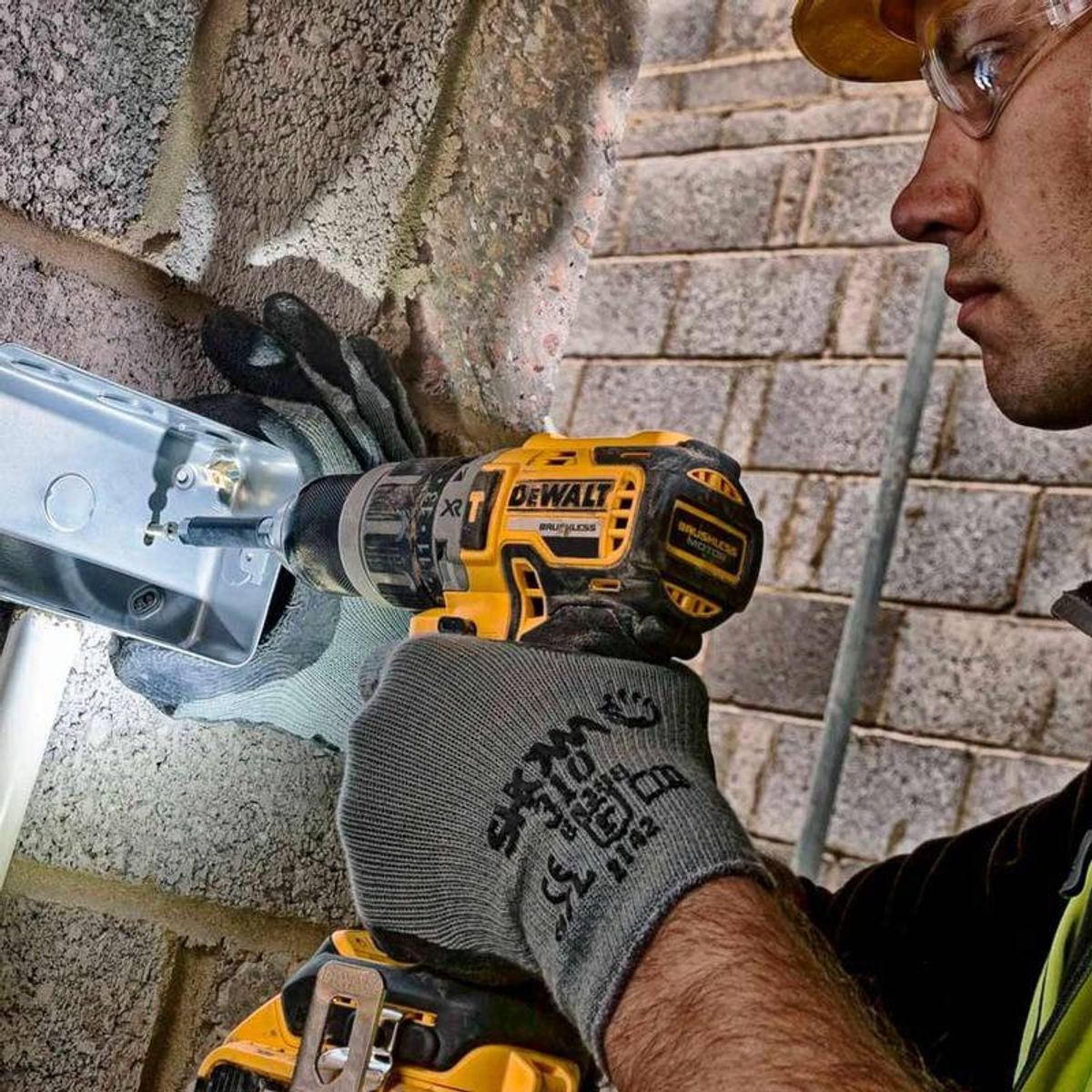 DEWALT - Kit: Taladro Percutor 1/2" 20V XR Sin Carbones + Caja Plástica + Cargador + 2 Baterías Lithium Ion 2Ah
