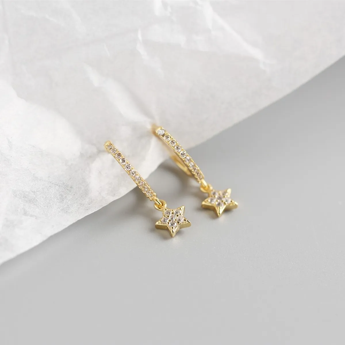 CLEO JOYAS & ACCESORIOS - Arete argolla estrella colgante baño de oro