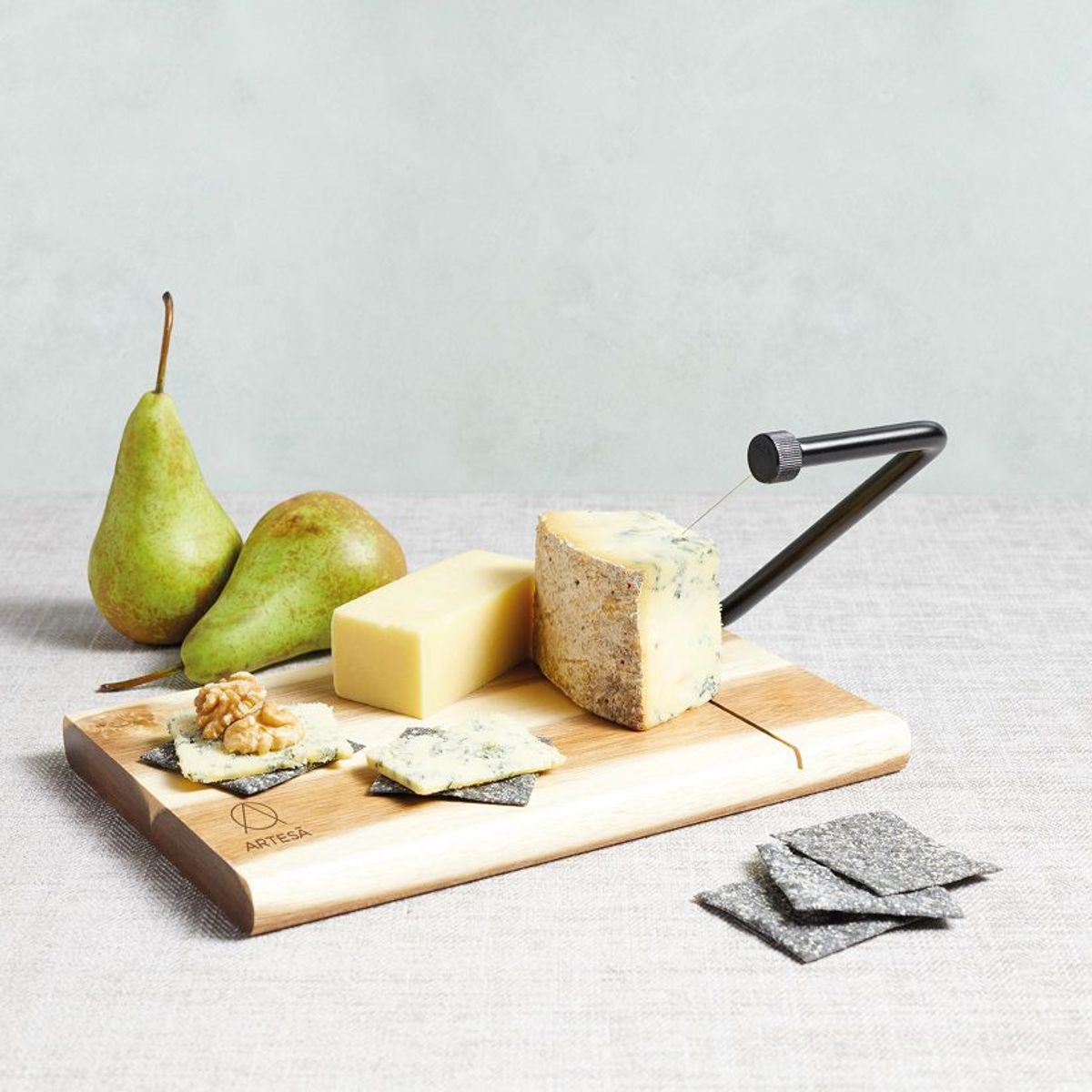 ARTESA - Tabla de queso con rebanador de alambre - madera acacia  ARTESA