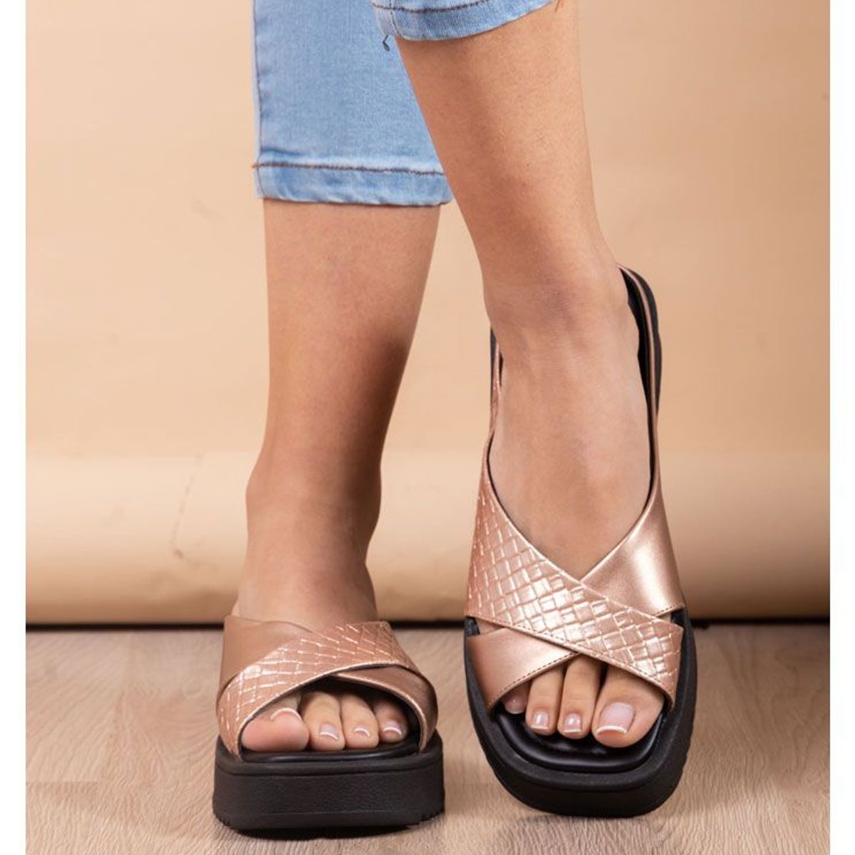 NEBULA - Sandalia Nikea - Dorado