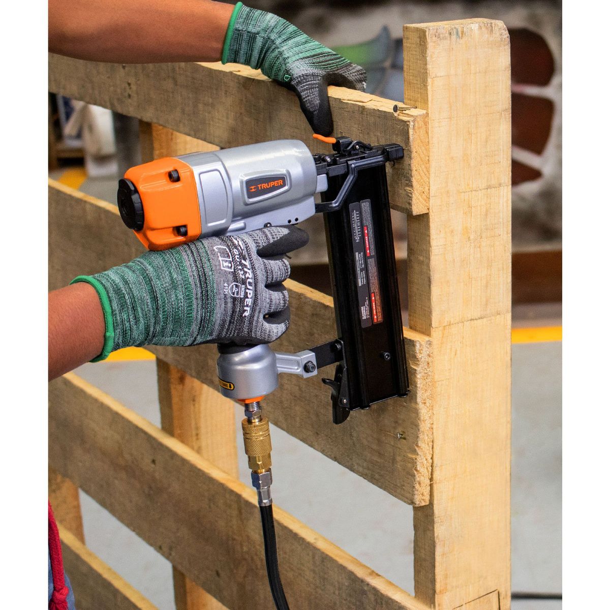 TRUPER - Clavadora Neumática Profesional Calibre 18 Truper