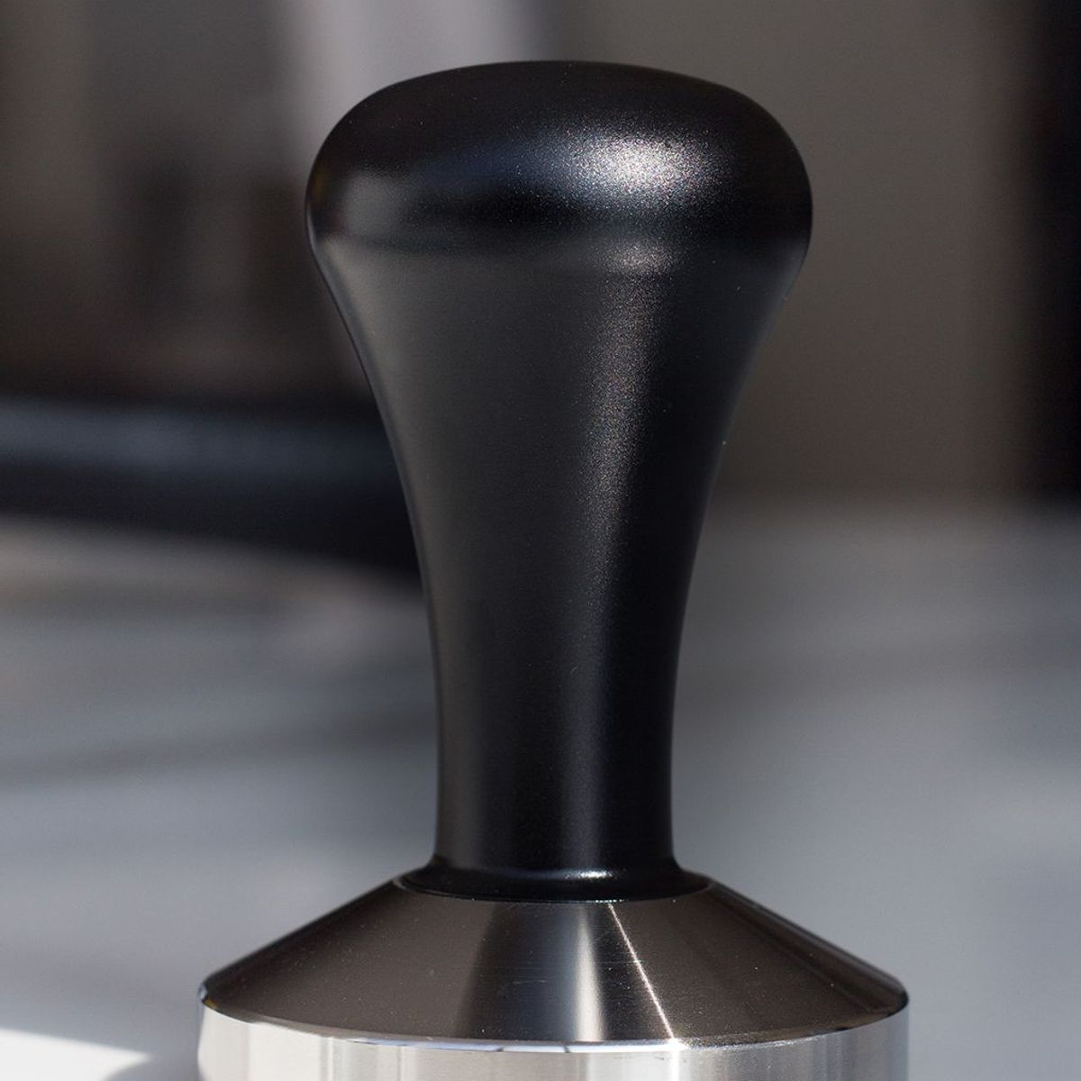 LIMA CON CAFEINA - Tamper Negro 58mm - Acero inox ergonómico para compactar café