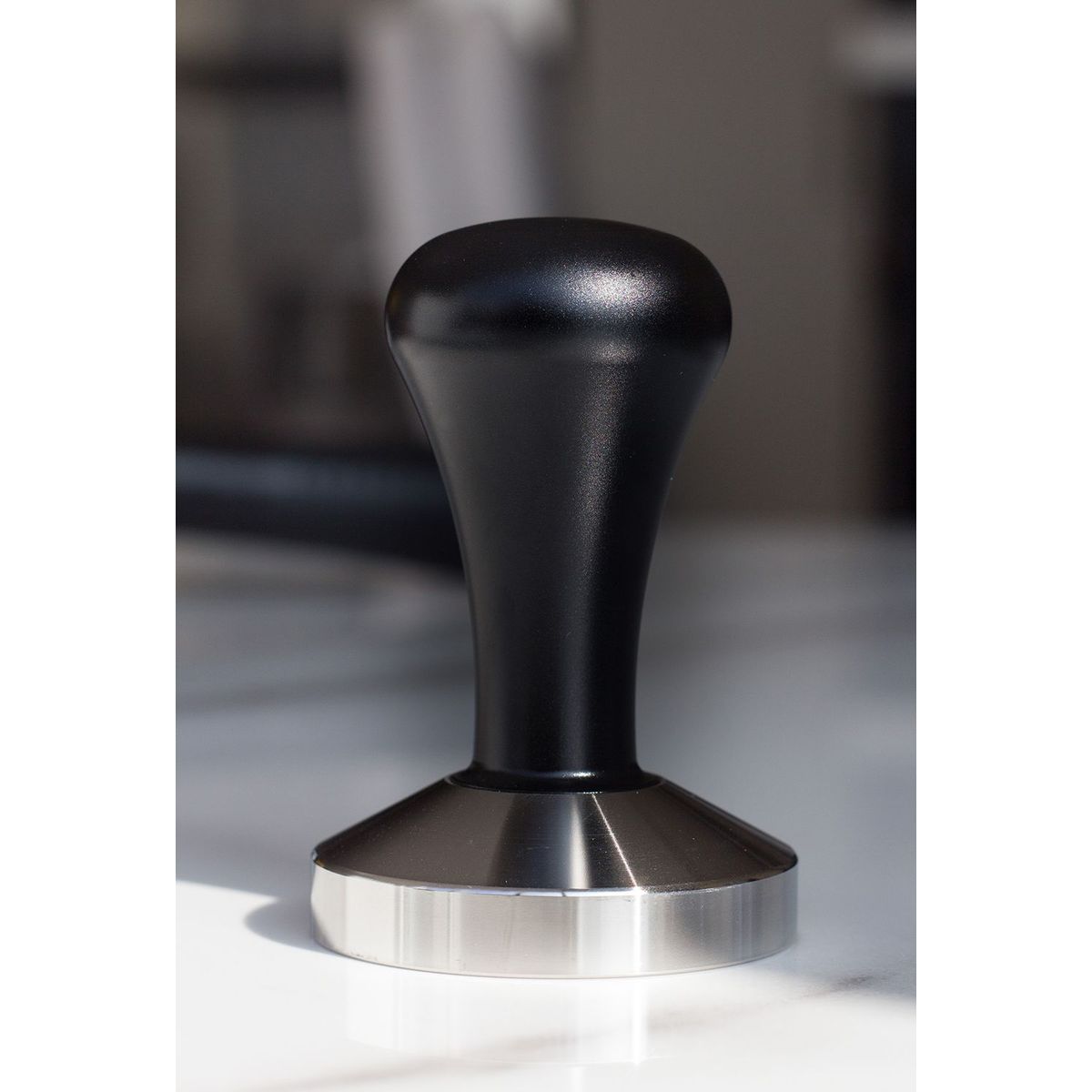 LIMA CON CAFEINA - Tamper Negro 58mm - Acero inox ergonómico para compactar café