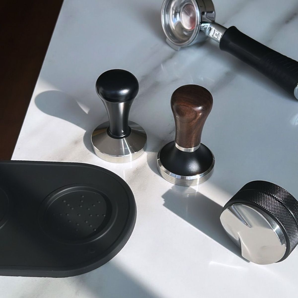 LIMA CON CAFEINA - Tamper Negro 58mm - Acero inox ergonómico para compactar café