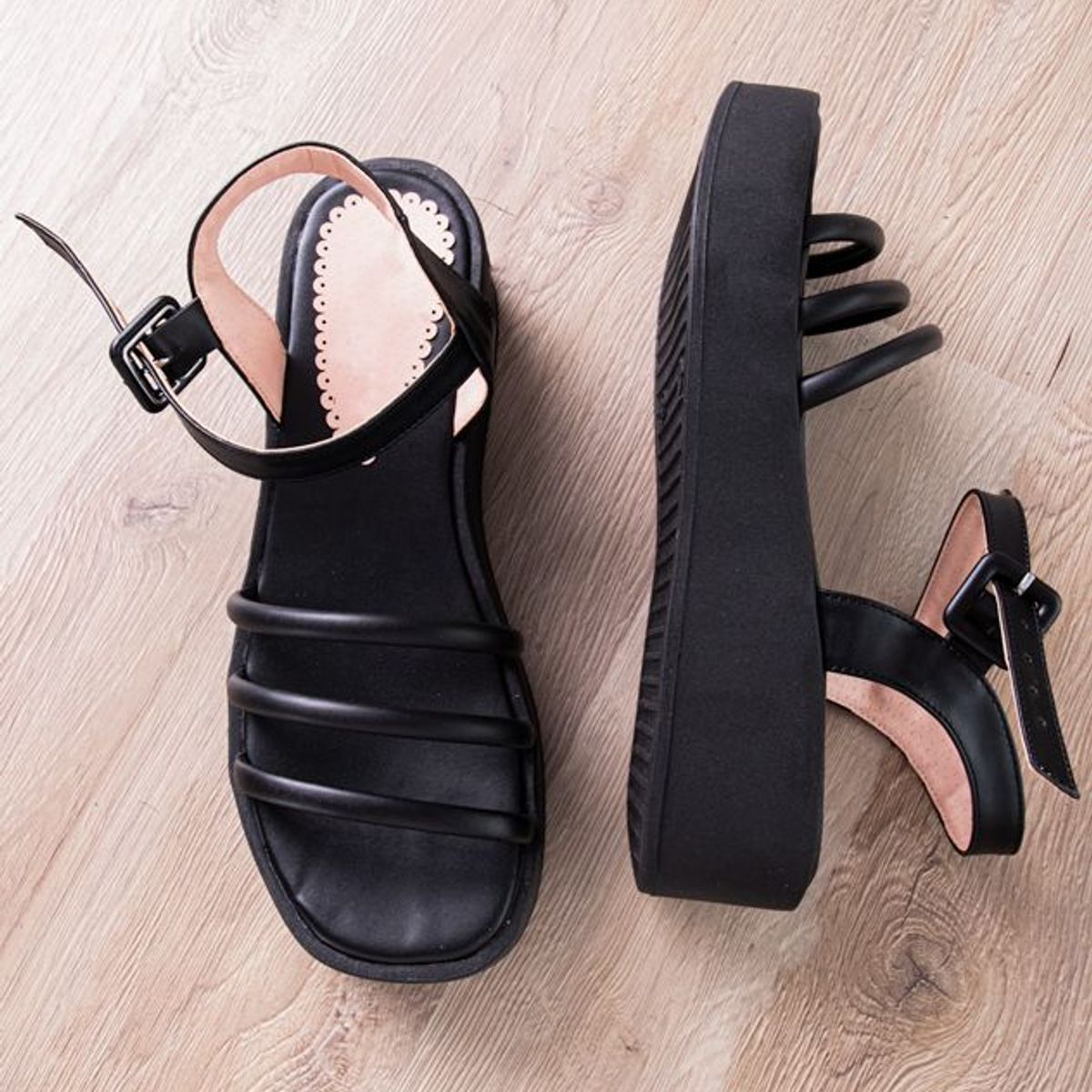 NEBULA - Sandalia Hilton - Negro