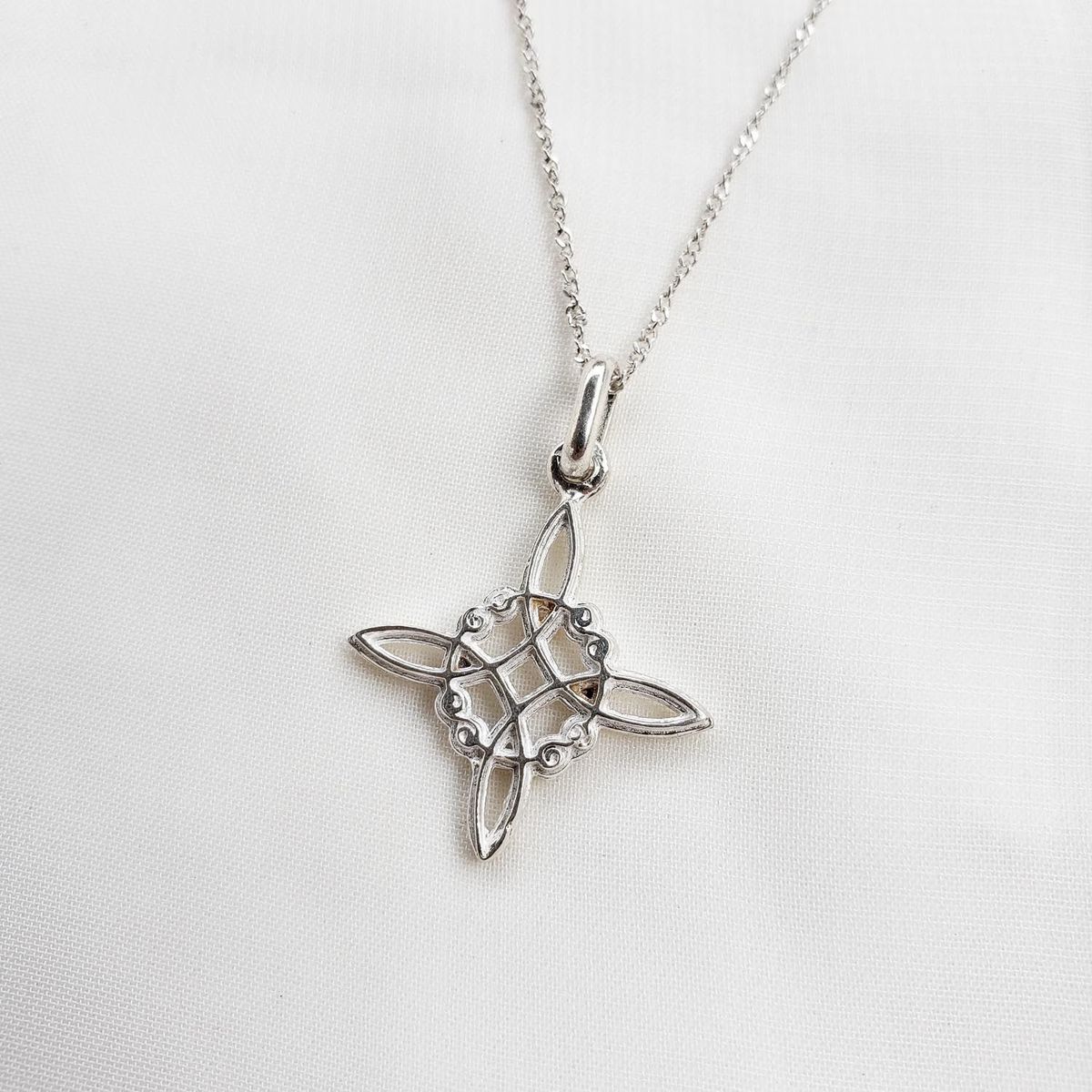 INTUERI - Collar Nudo de Bruja