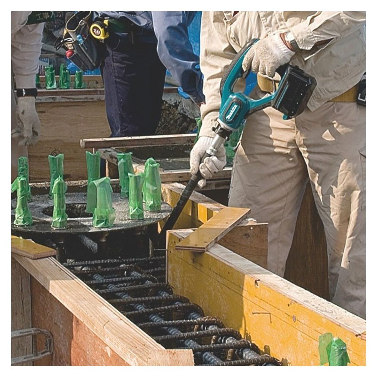 MAKITA - Vibradora de Concreto Inalámbrico 25MM 18V Baretool MAKITA Dvr850Z