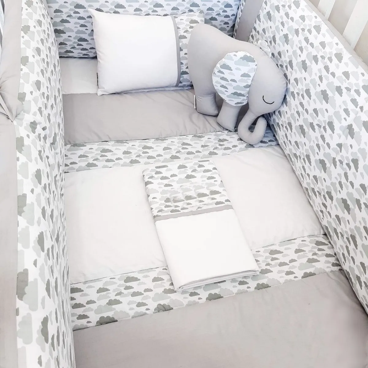 GENERICO - Protectores Laterales Parachoques de cuna diseño Nubes  gris