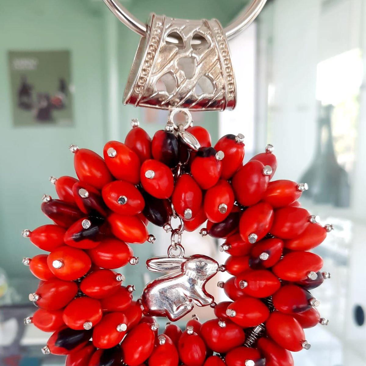 PERUVIANE - Adorno colgador de pared con semillas de huayruro y dije de Conejo