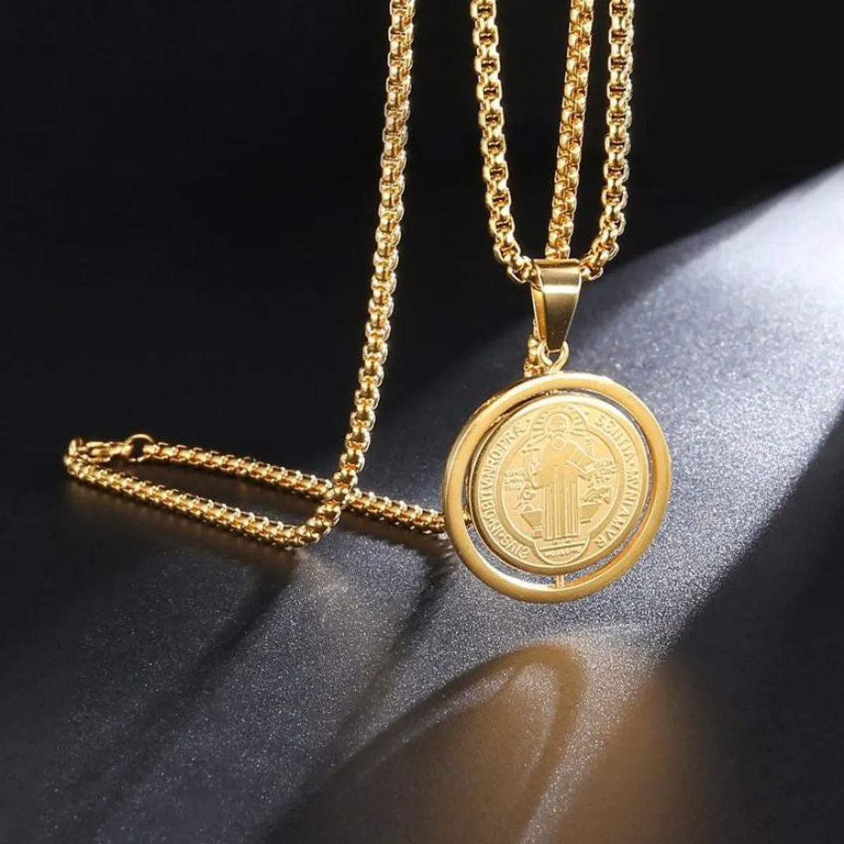 GENERICO - Collar Medalla Giratoria San Benito Acero Inoxidable Dorada
