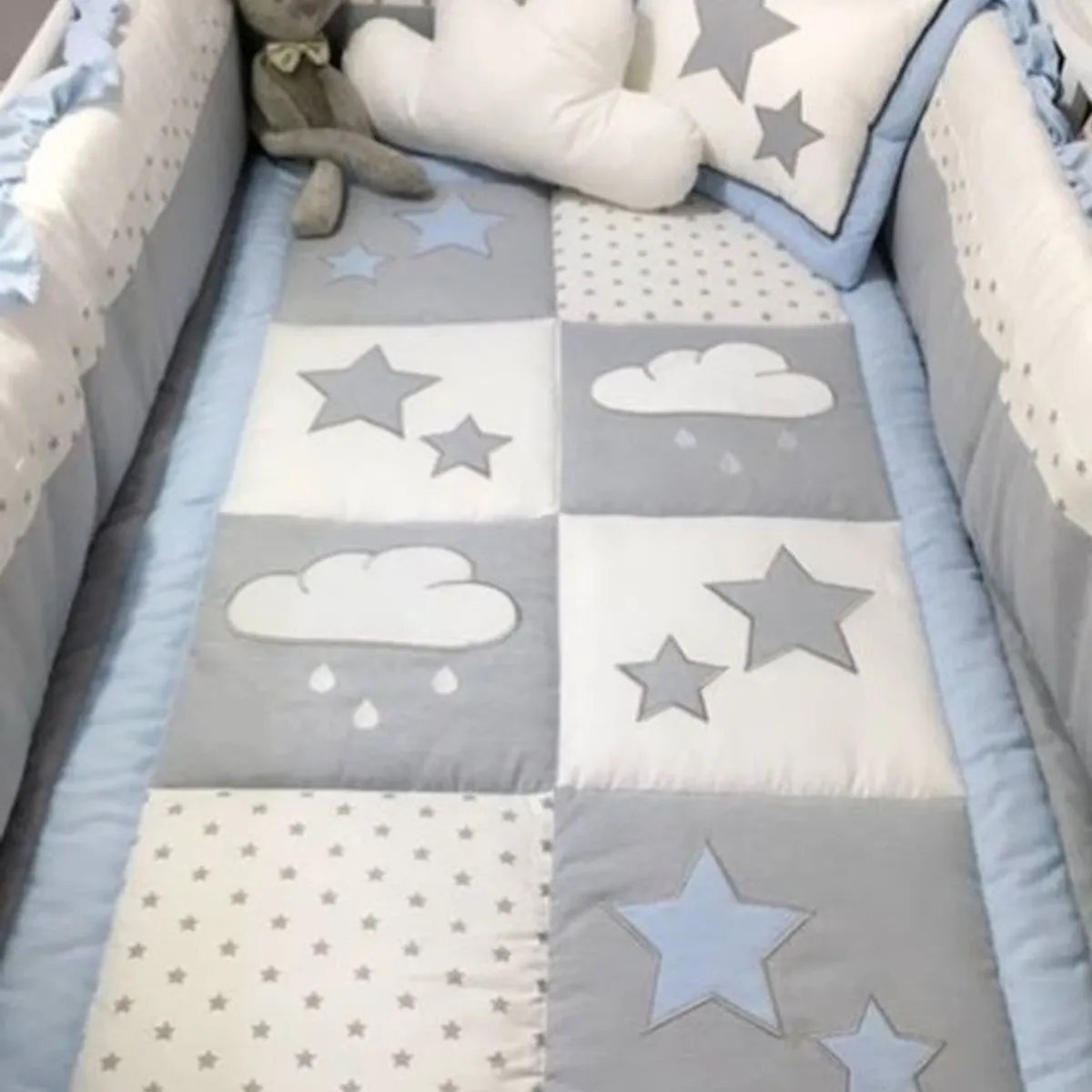 GENERICO - Set De Cuna  -  Diseño Nubes y estrellitas bordado - celeste